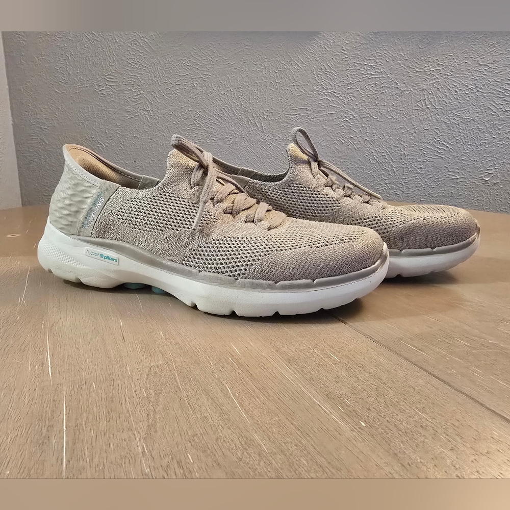 Skechers Womens Women's Hands Free Slip-ins Go Walk 6-Lovely Day Sneaker Size 6